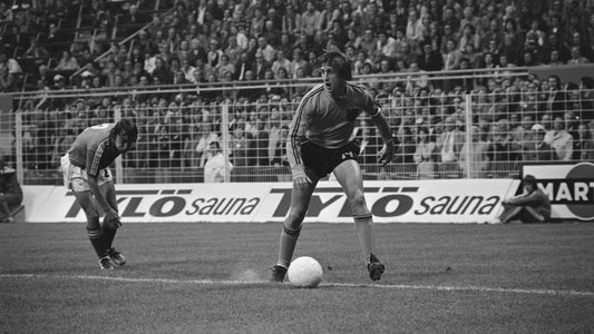 Johan Cruyff con el balón durante el Países Bajos–Suecia del Mundial, el 19 de junio de 1974